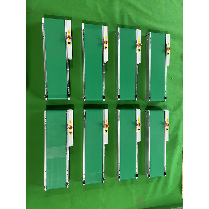 How can a 3C conveyor line balance the differences in production cycle time between different workstations through dynamic buffer design?